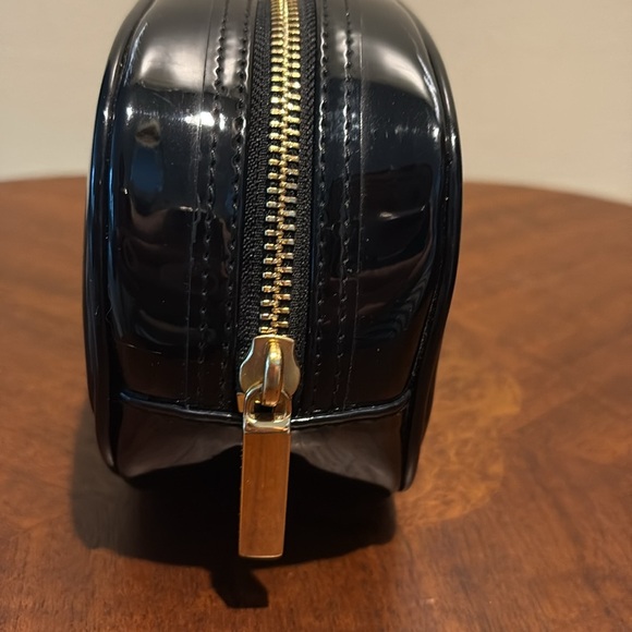 Tory Burch cosmetic case make up bag patent leather Black/gold tone Hw. NWOT - Picture 4 of 13